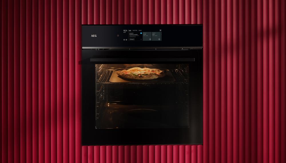 AEG 7000 MealAssist oven with PizzaExpert, is validated by Scuola Italiana Pizzaioli, the internationally recognised Italian school dedicated to professional pizza craftsmanship. It is said to deliver a restaurant quality pizza in 2 minutes and 30 seconds, at 340°C
