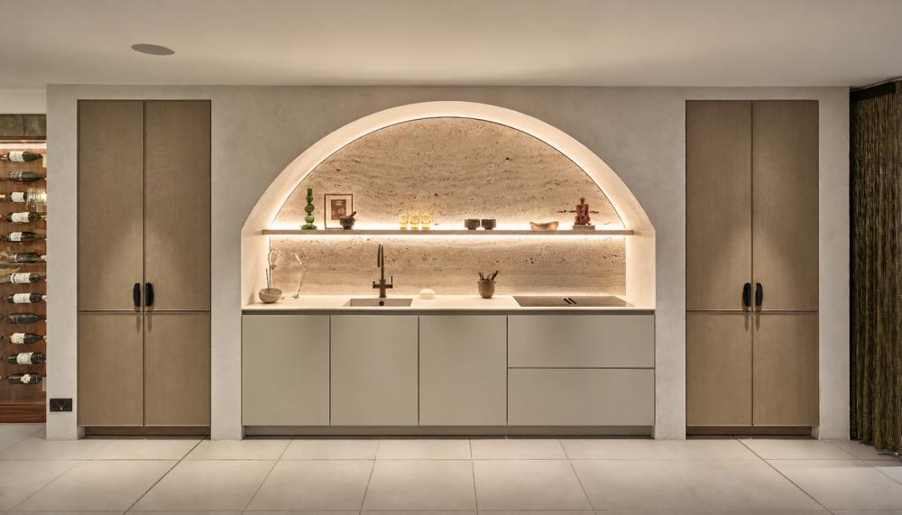Grid Thirteen’s new kitchen display pairs SieMatic S2 cabinetry, Hendel & Hendel ‘scroll’ handles with travertine and Dekton worktops, framed around an architectural-style lime plaster wall. Photo credit: Andy Haslam
