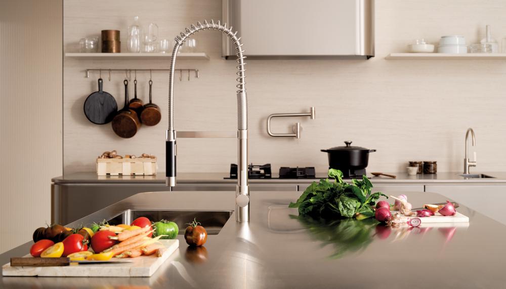 The Dornbacht Tara Ultra professional style pull-out tap is available as a single-lever mixer with a pull-down spout option. The range includes a 2-hole bridge style tap, a hot water tap and a pot filler. Available in 11 finishes including Durabrass (23kt Gold), Champagne (22kt Gold) and classic brushed chrome