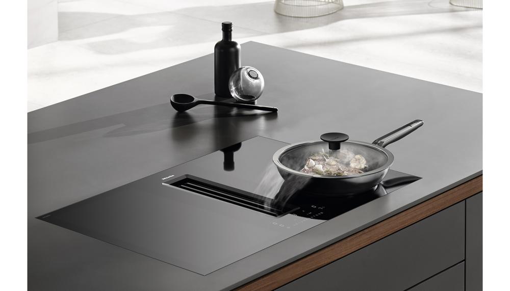 Miele’s BlackPerfection KMDA 7676-1 FL 800mm black vented induction hob with integrated vapour extraction features 4 spacious cooking zones and an ultra-quiet SilenceMotor, with automatic fan adjustment via Con@ctivity for smart ventilation control. Flexible installation options include Plug & Play and ducted or recirculation setups
