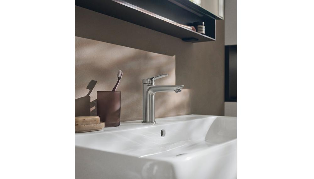 Faucets and accessories with a matt stainless steel surface underscore the design. The elegant, brushed effect lends the metal a striking artisanal note