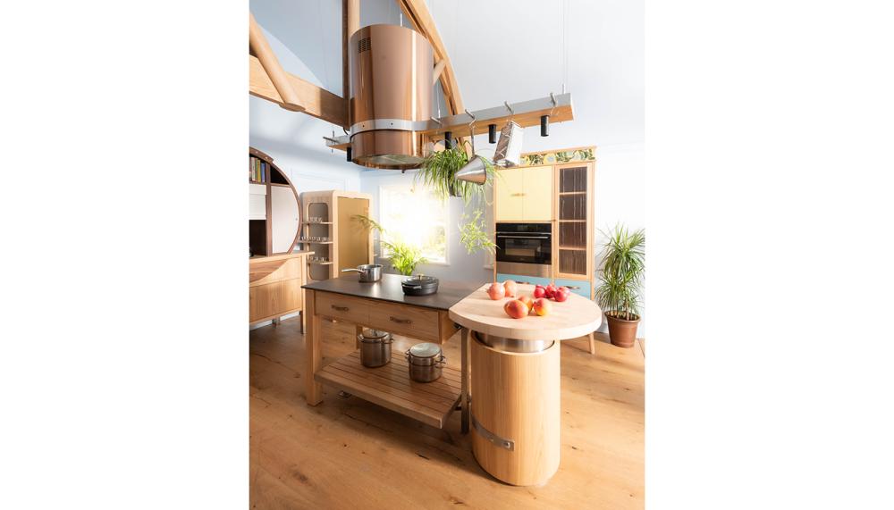 Perfect for displaying utensils while keeping them close to hand, the Hanging Gantry for Central Island is available with Roroshetta&rsquo;s Luna extractor in a copper finish