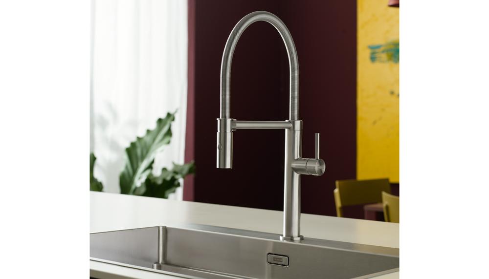 The Franke Pescara semi pro pull-out tap has a flexible hose and dual spray options with a laminar aerator in the spout delivers crystal clear, non-splashing water stream with very low noise. Available in solid stainless steel