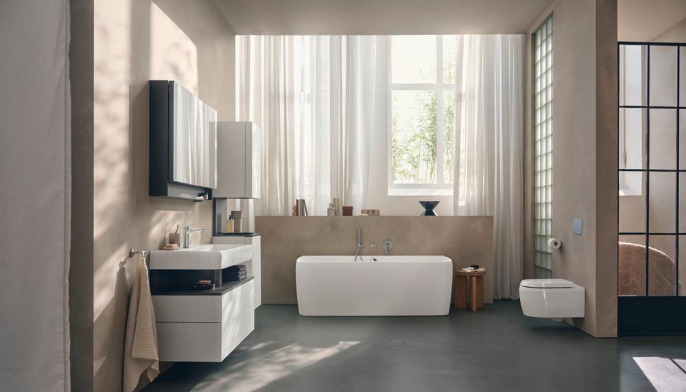 Positioned in front of a half-open wall, the bathtub continues the gentle formal language of the washbasin, creating cohesion in the room