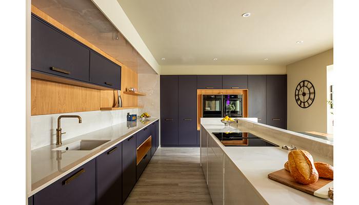 This project blends Callerton's Poached Plum with warm oak accents and clean, contemporary lines. The Ferndene door’s fine beading detail offers subtle depth while keeping the overall look sleek and modern