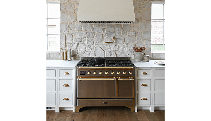 Available with solid, pictured, or glass doors, Ilve’s Majestic range cooker features a multifunction oven with 15 functions and temperature ranges between 30°C and 320°C. This 120cm model with Fry-top is A+ rated for energy efficiency and has a full-width, soft-close storage drawer