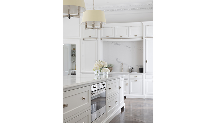 This timeless kitchen designed by Humphrey Munson uses the Southwold collection for perimeter, island and wall cabinetry, with 2 contrasting worktops to add warmth and depth – Caesarstone Statuario Maximus quartz for the perimeter worktop and CRL Verona for the island