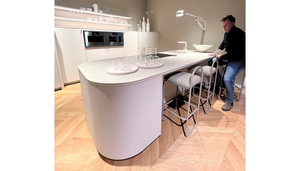 Pronorm displayed curves and classic tones