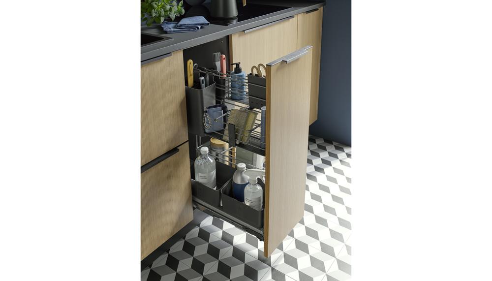 H&auml;cker K&uuml;chen&rsquo;s cookingAGENT 300mm-wide base unit pull-out, with SoftSTOPP plus for dampened closing, including self-closing mechanism, baskets and containers, can be removed and rearranged &ndash; a great storage solution for small kitchens