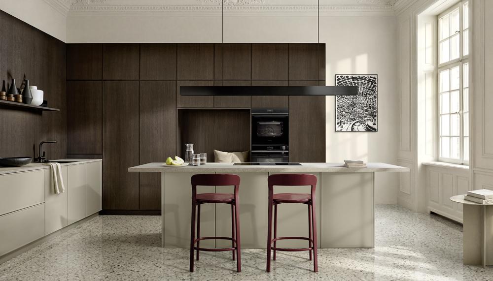 This two-tone kitchen features EVORA LACK in Greige softmatt and neoSLIM in Eiche Tobacco