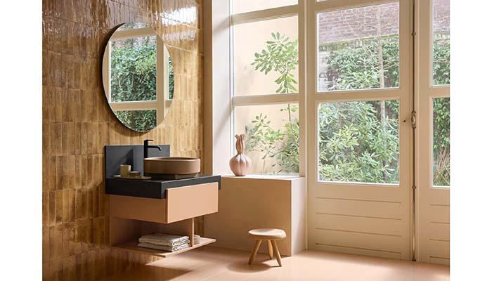 Patricia Urquiola chose a modular structure for the Balcoon furniture elements that is ideal for a range of room concepts. Clay Terra Matt is the central color of the new collection – a shade that makes the ceramics look even more authentic and handmade