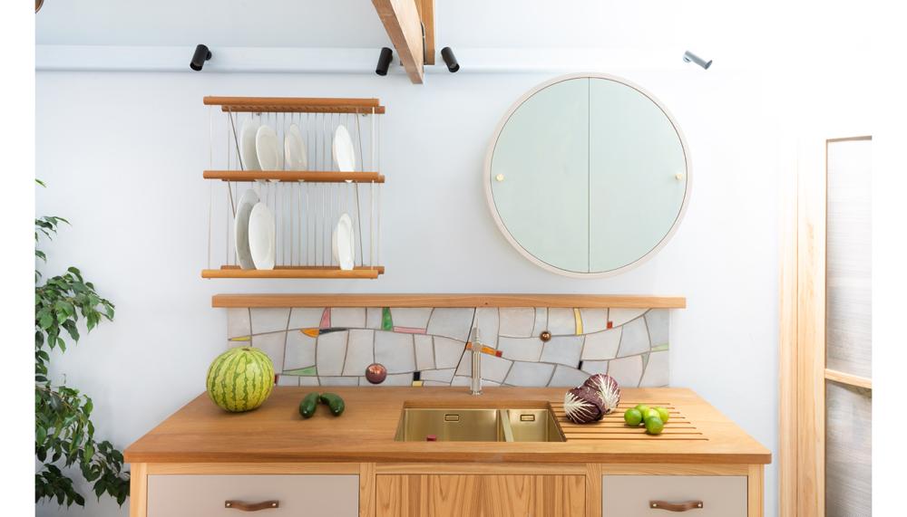 Featuring an understated design, the wall-mounted Plate Rack can store 20 dinner plates, 20 side plates and 5 soup bowls