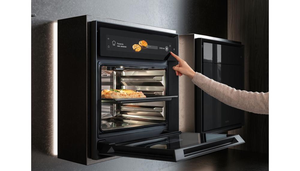 The BORA X BO combi-steam oven includes over 200 automatic programmes storing temperature, cooking time and steam settings for a wide range of dishes. The integrated steam extraction system removes excess moisture from the oven cavity, while the odour filtration system reduces lingering smells
