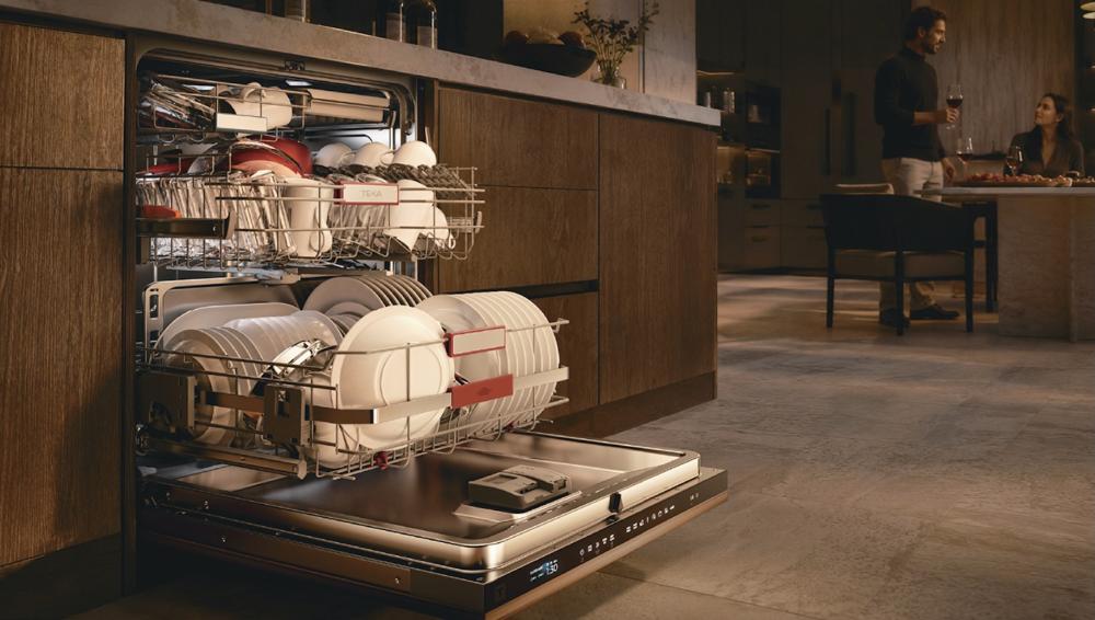 Midea’s Teka InsideMax dishwasher includes multiple dedicated spray systems to maintain cleaning coverage even when baskets are heavily loaded. SprayJet Top Rack uses 10 precision jets for cups, glasses, while DualX Wash and Orbit Wash extend water coverage across larger and irregular loads