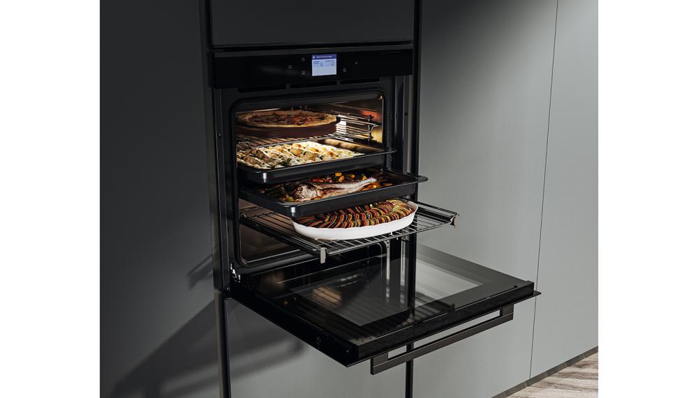 Franke’s Mythos combi-steam oven with advanced steam-assisted cooking includes guided cooking programmes, automatic time settings with adjustable temperature control and steam levels makes it an ideal choice for any aspiring home chef