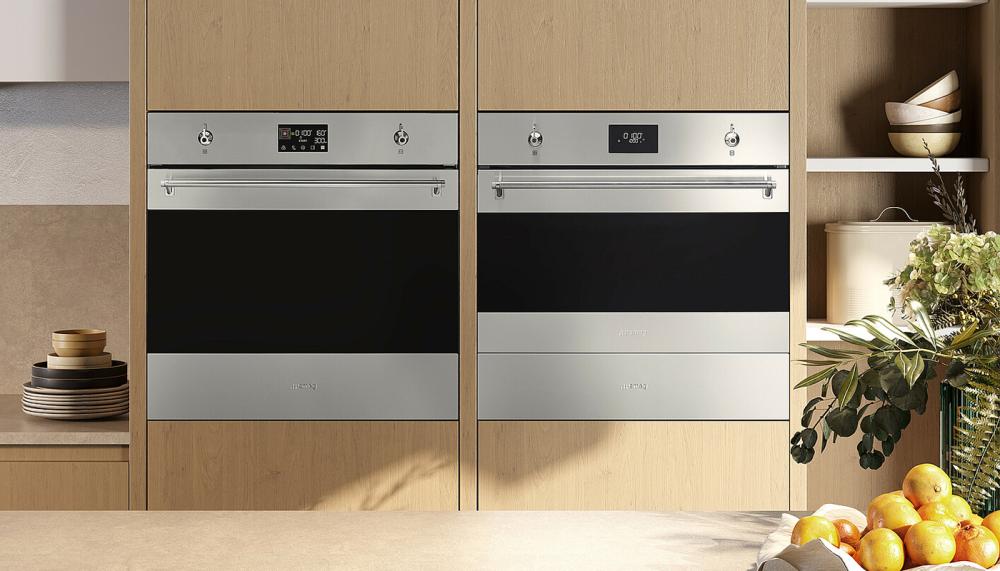 Designed to complement its 45cm compact ovens and coffee machines, Smeg&rsquo;s seamlessly integrated CPR315X 15cm classic stainless steel warming drawer has a range of culinary uses. The base of the drawer is fitted with a nonslip mat to prevent items from sliding