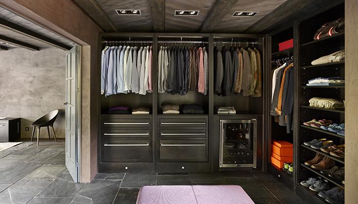 The concept for this gentleman’s dressing room from Martin Moore is ‘organic minimalism’ with the emphasis on strong profiles, natural materials and textures. The colour palette is calming and muted, creating a sense of warmth and cocooning