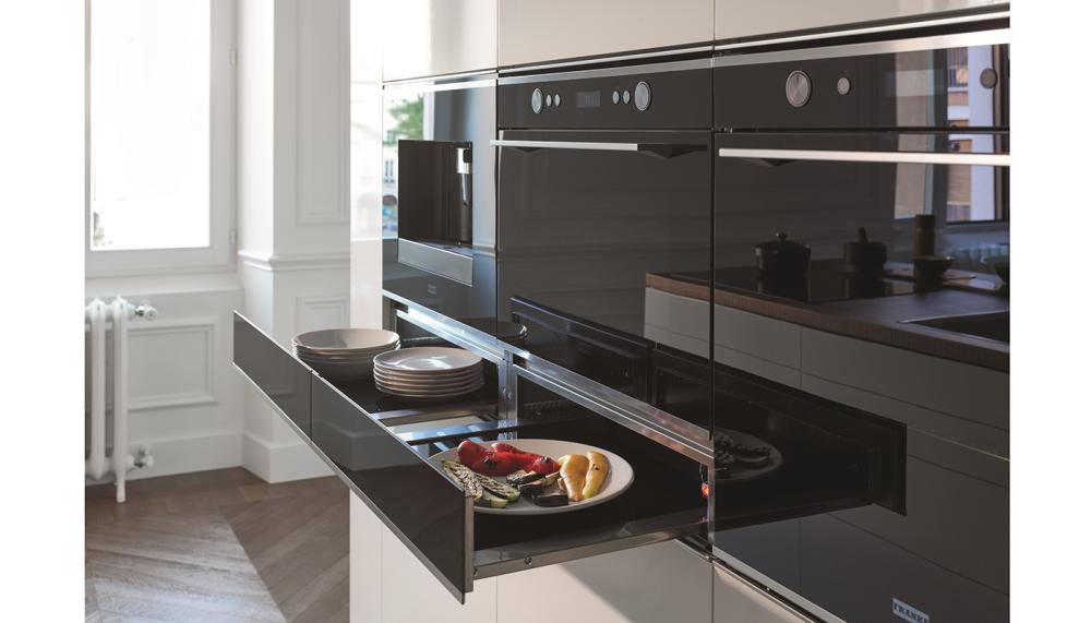 Franke&rsquo;s FMY 14 DRW XS Mythos warming drawer in black glass and stainless steel allows users to prepare dishes in advance and keep them warm. With a 25kg capacity and adjustable temperature range from 40&deg;C to 75&deg;C, it&rsquo;s perfect for thawing, proving dough, and heating dishes or cups